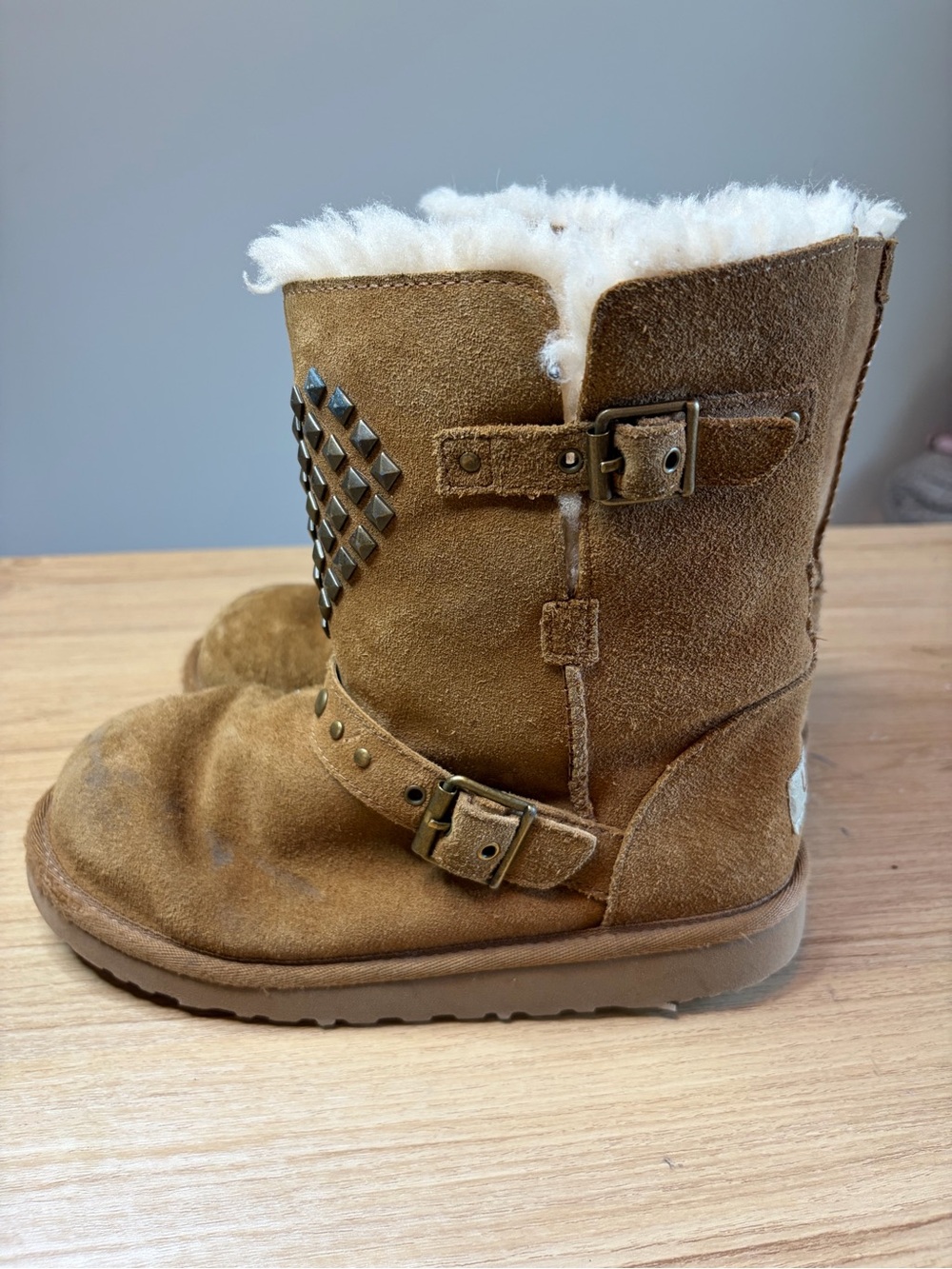 UGG Chestnut Brown Suede Heart Studded Boots US 2 Youth - Picture 3 of 9